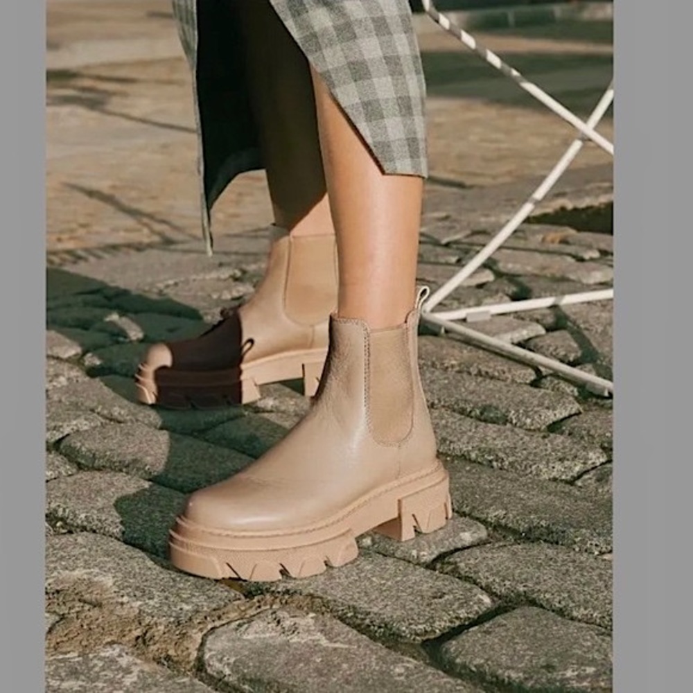 Sam Edelman Daelyn Lug Sole Leather Bootie - Picture 6 of 9